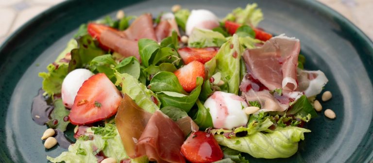 Fitness-Salat mit frischen Erdbeeren