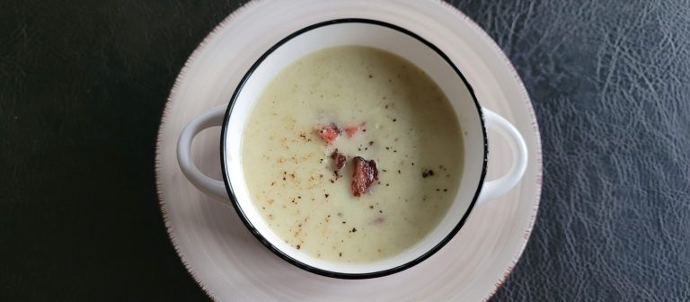 Sellerie-Kokos-Suppe mit Speck